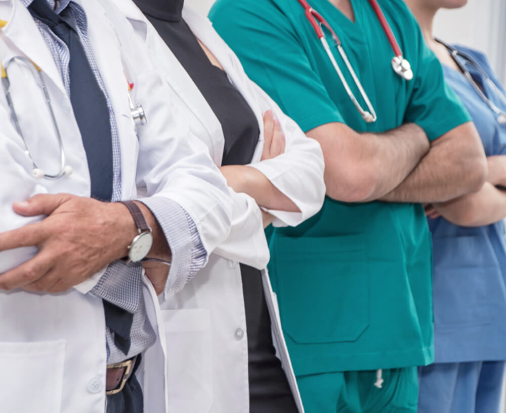 팔짱끼고 서있는 의사들