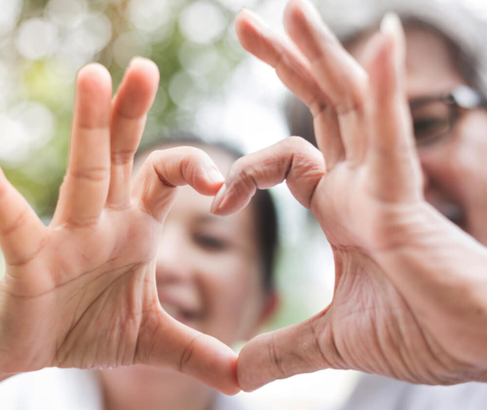 환자에게 진료 차트를 설명하는 의사