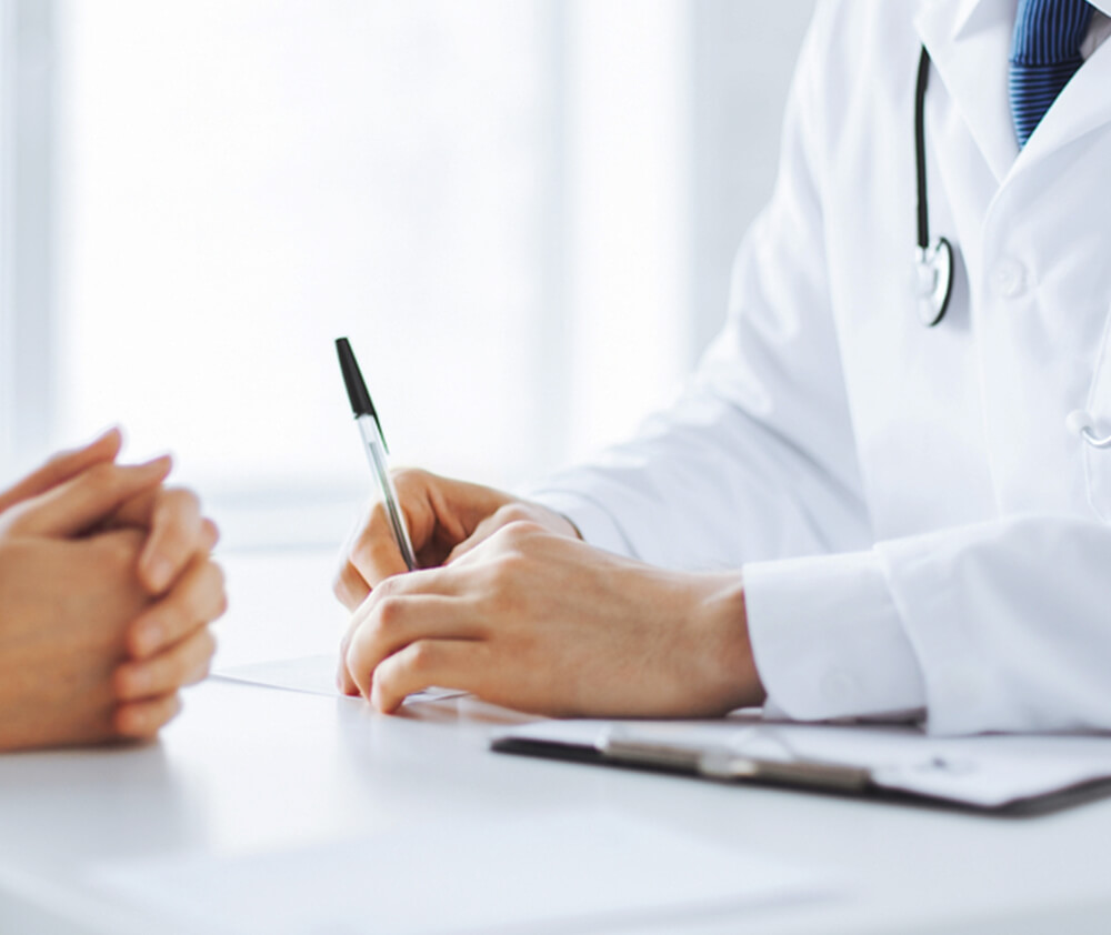 환자와 마주보고 설명해주는 의사