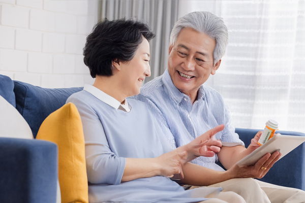 환자에게 엑스레이 설명하는 의사