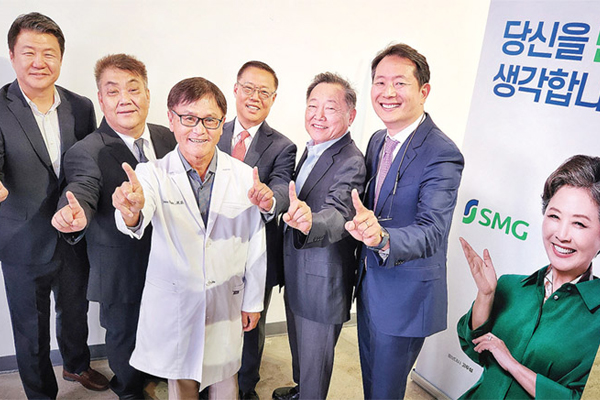 병원 스탭들이 손 모으고 화이팅하는 장면