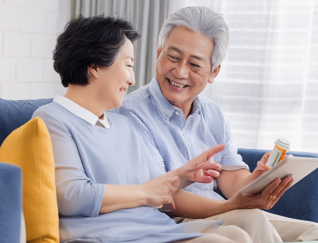 팔짱끼고 서있는 의사들