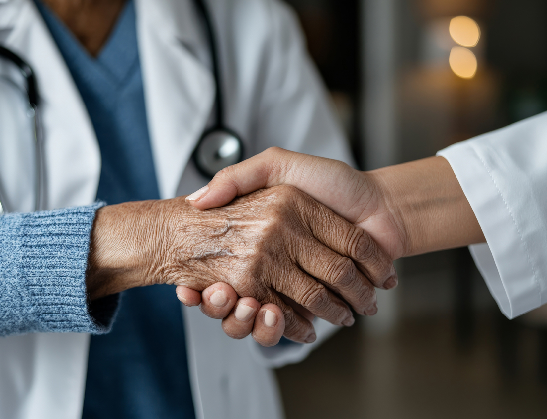 환자와 손잡고 있는 의사 손 확대