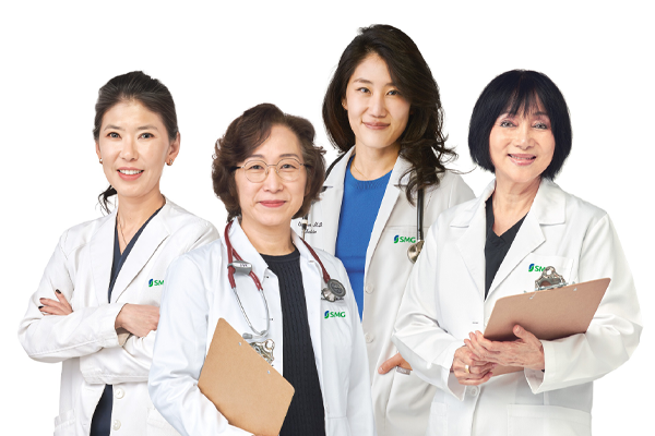 가입서류 작성하고 있는 노부부